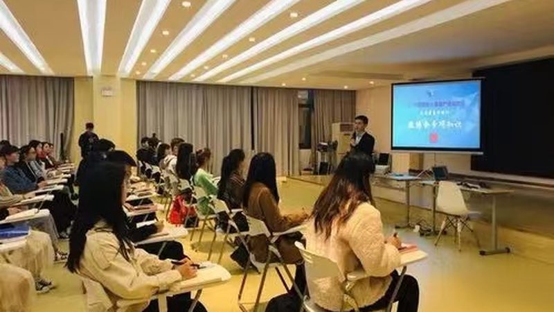 企业培训与拓展培训：上海职场人士的两大提升路径